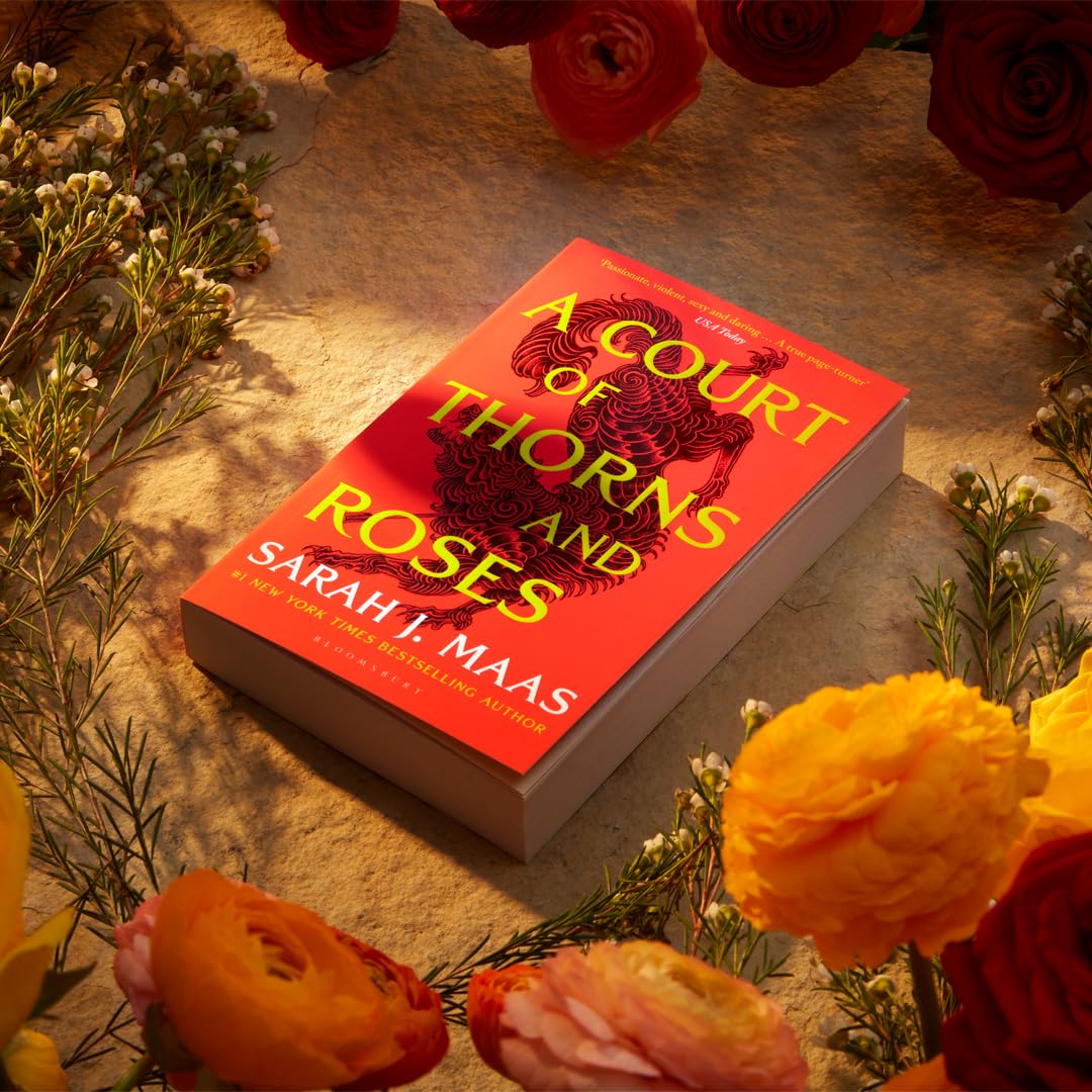 A Court of Thorns and Roses: Enter the EPIC fantasy worlds of Sarah J Maas with the breath-taking first book in the GLOBALLY BESTSELLING ACOTAR series: 1